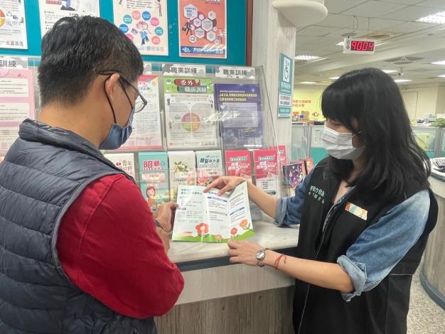 圖3.就服員向民眾說明勞工就業通計畫_Instructions for literal