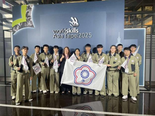 圖1.中彰投分署劉秀貞分署長與國手合影_Instructions for literal