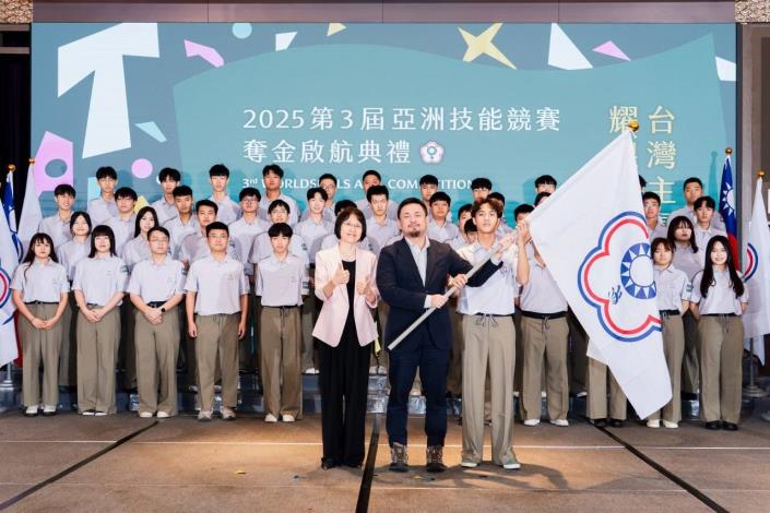 圖2.勞動部部長洪申翰（前排中）及勞動部勞動力發展署署長黃齡玉（前排左）傳遞會旗予國手代表陳祈聖（前排右）_Instructions for literal