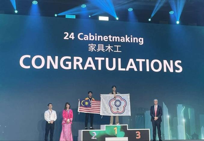 圖3.陳祈聖歷經5年選手備戰，為台灣拿下2025亞洲技能競賽家具木工職類金牌（圖為上台領獎畫面）_Instructions for literal