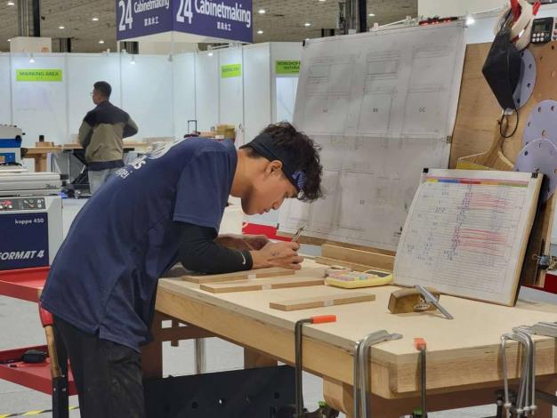 圖4.陳祈聖以0.5mm精準度拿下家具木工金牌（圖為祈聖聚精會神投入16小時賽程）_Instructions for literal