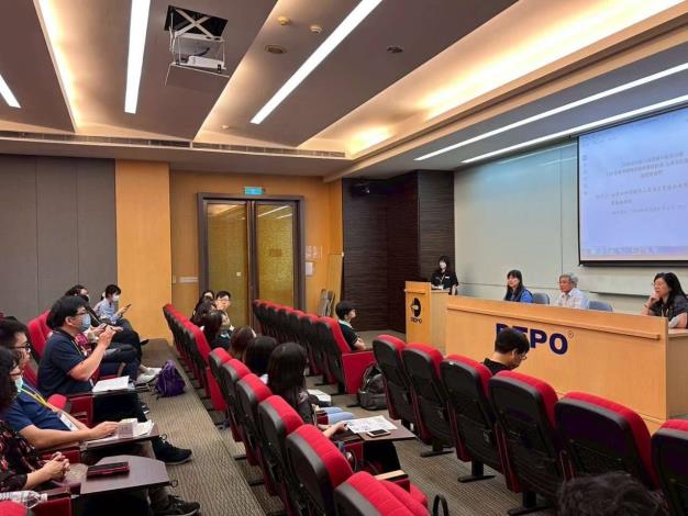 圖4.參訪企業代表積極提問了解員工協助措施_Instructions for literal