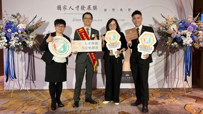 圖1.中彰投分署副分署長傅晶如與獲得國家人才發展獎的裕元花園酒店營運副總經理唐忠謙（左2）人力資源部協理吳滿玉（左1）人力資源部經理王郁維（右1）合影_Instructions for literal