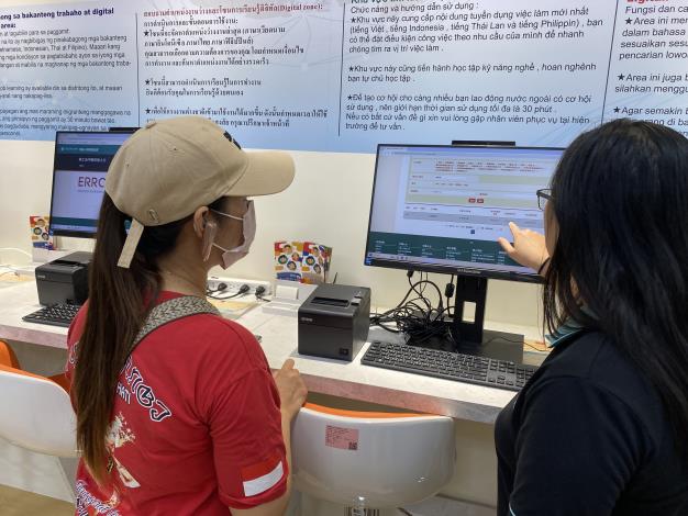 圖3.轉換中心引領移工上「外國人權益網」搜尋工作機會.JPG_Instructions for literal