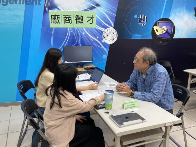 圖1.中彰投分署安排就業媒合協助身障學員(右)銜接職場_Instructions for literal