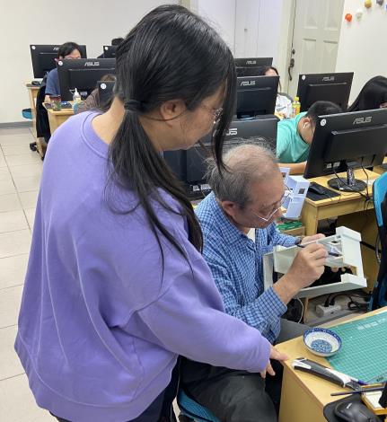 圖2.助教在旁協助身障學員(右)製作家具模型_Instructions for literal