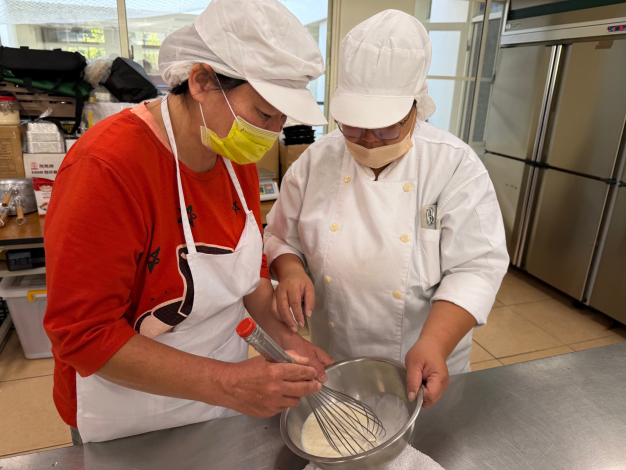 圖3.助教即時協助身障學員(左)學習烘焙技巧_Instructions for literal