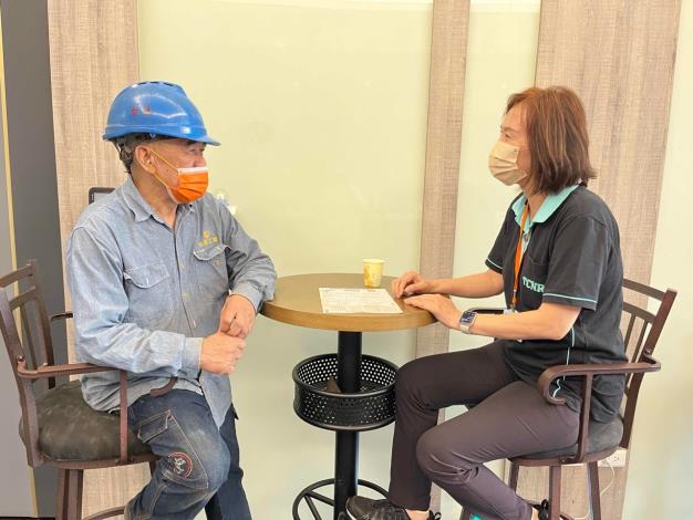 圖2-員林就業中心芳苑就服台外展人員回廠訪視福哥的工作情形_Instructions for literal