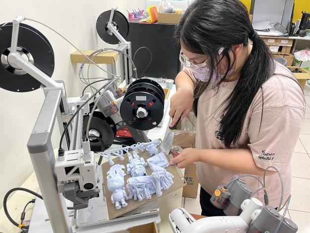 圖1.妍君參加產投課程學新技術並應用於職場_Instructions for literal