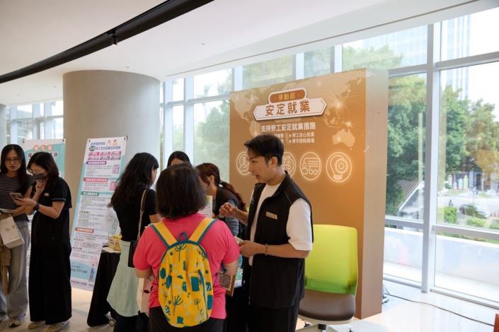 圖1.中彰投分署工作人員於徵才活動中向民眾說明僱用安定計畫_Instructions for literal