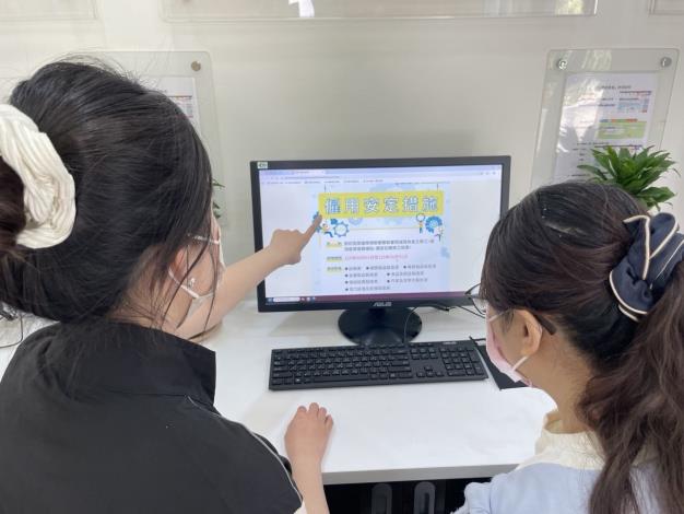 圖2.就服員向民眾說明計畫資源_Instructions for literal