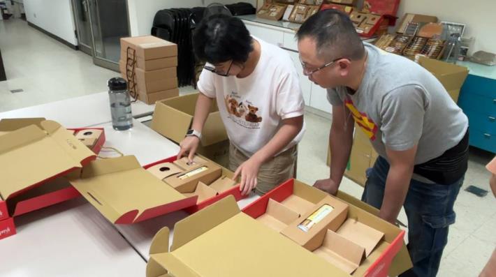 圖3.世界幫扶協會教導身心障礙者组裝禮盒_Instructions for literal