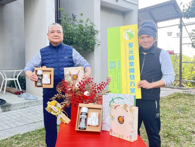 圖4.真善美基金會附設靜鴻家園獻上天然茶葉蜂蜜禮盒_Instructions for literal