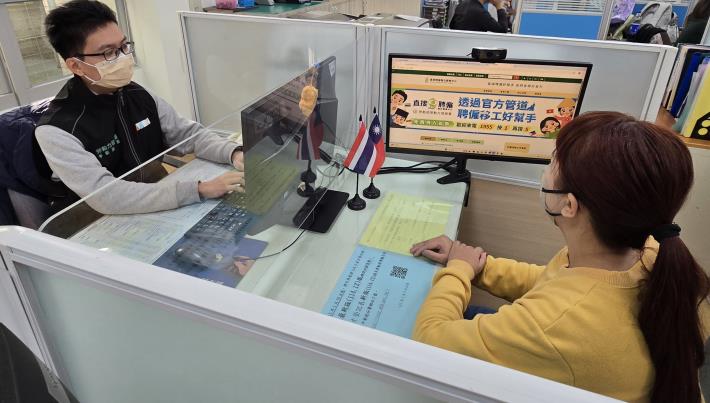 圖1.就服人員向民眾介紹直聘業務_Instructions for literal