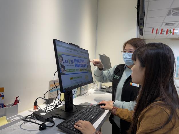 圖2.就服人員向民眾說明直聘業務_Instructions for literal