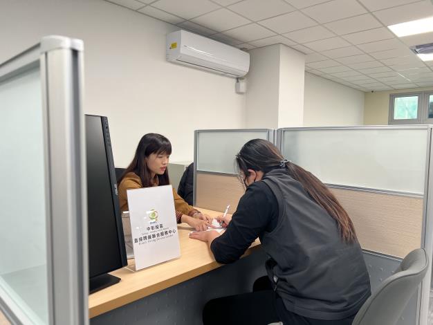 圖3.就服員指導民眾填寫直聘相關資料_Instructions for literal