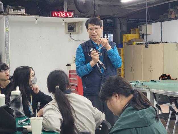 圖1. 首場體驗活動「冷凍空調銲接銅管」的課程中有5位女性青年參加，成為現場「嬌」點&nbsp;_Instructions for literal