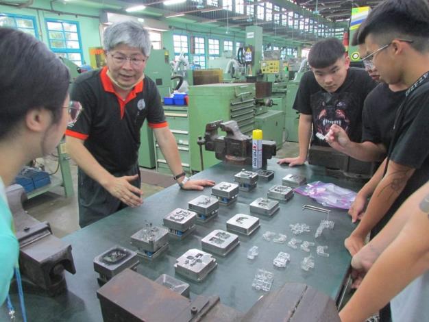 圖2.青年在訓練師帶領下動手體驗不同職類技術應用，激發學習動機_Instructions for literal