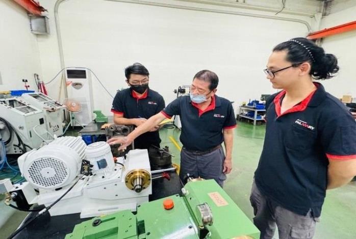 圖1.戴先生指導新一代員工正確安全的砂輪安裝方式，並深入說明其特性。_Instructions for literal