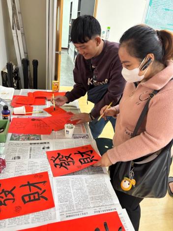 圖3.移工在新春同樂宣導活動中聚精會神寫春聯_Instructions for literal