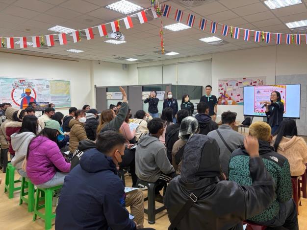 圖4.移工認真聆聽轉換中心對於轉換雇主流程與可運用資源的宣導_Instructions for literal