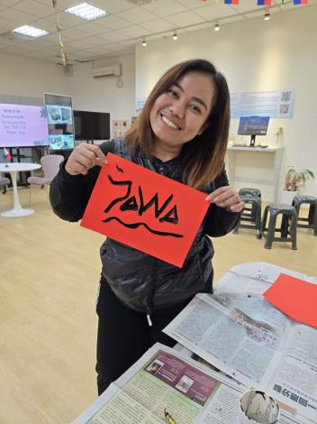 圖2.參加轉換中心新春同樂宣導活動的移工開心秀出自己親筆寫的春聯_Instructions for literal