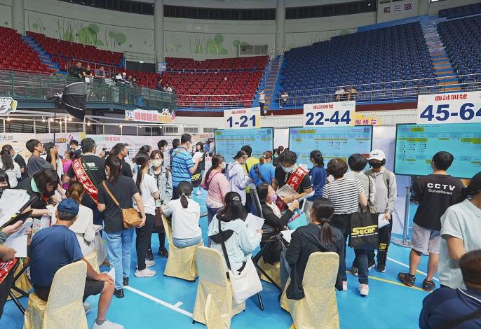 圖3.民眾於徵才活動現場等待廠商叫號面試_Instructions for literal