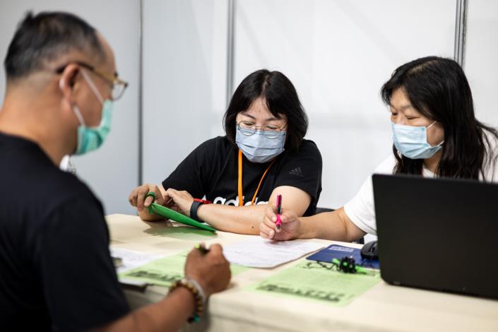 圖2.民眾於徵才活動現場與求才廠商進行面試交流，並了解職缺與職務內容_Instructions for literal