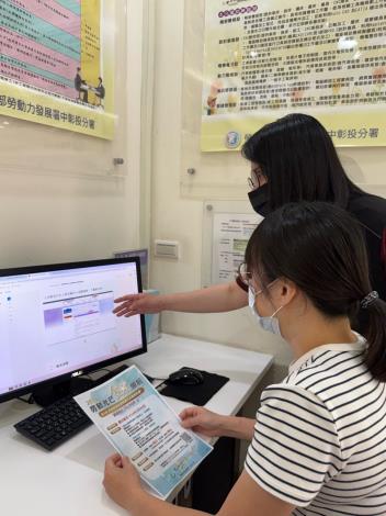 圖1.服務中心人員向企業代表說明「2026勞動提案金讚獎」申請書撰寫規定_Instructions for literal