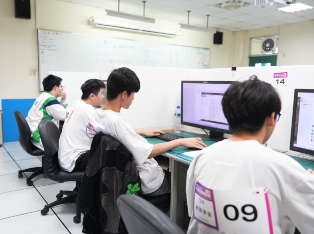 圖3「網路安全」職類比賽情形，左2為中區分區賽金牌選手范揚健_Instructions for literal