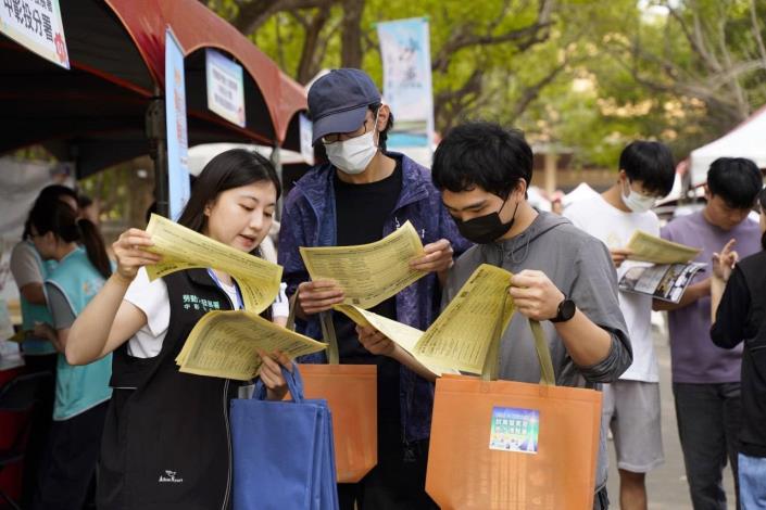 圖2.中彰投分署青年職涯發展中心工作人員為參加東海大學校園徵才活動的青年解決疑難_Instructions for literal