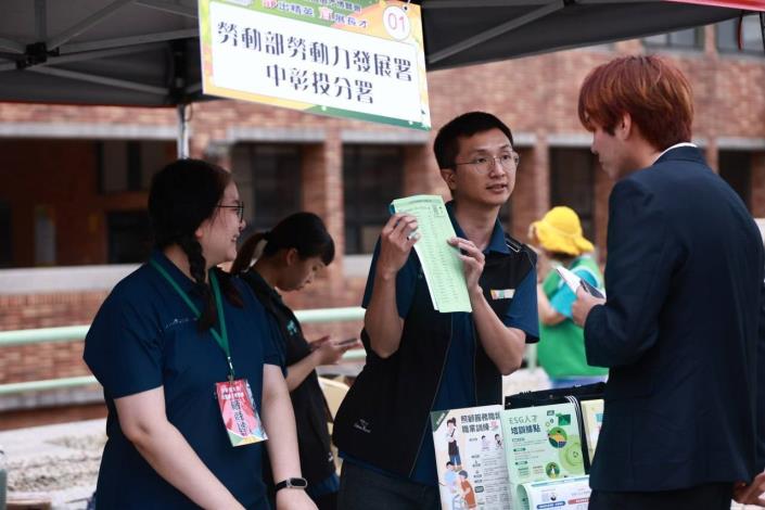 圖3.中彰投分署就業服務人員向參加靜宜大學校園徵才活動的青年說明各項可運用的政府資源_Instructions for literal