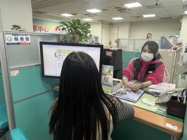 圖1.就服員透過網頁為民眾說明僱用安定業務_Instructions for literal