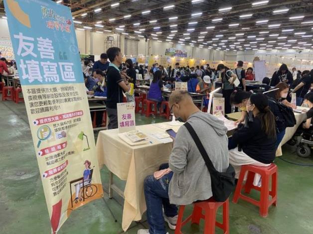 圖1.活動現場配置擴視機、照明檯燈等輔助設備，協助民眾更順利填寫履歷，提升求職服務的便利性與友善度&nbsp;_Instructions for literal
