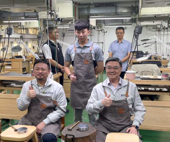 圖6行政院卓榮泰院長(右1)與勞動部洪申翰部長(左1)珠寶金銀細工職類體驗活動並與代表我國參加第48屆國際技能競賽國手蘇俊綺(左2)合影_Instructions for literal