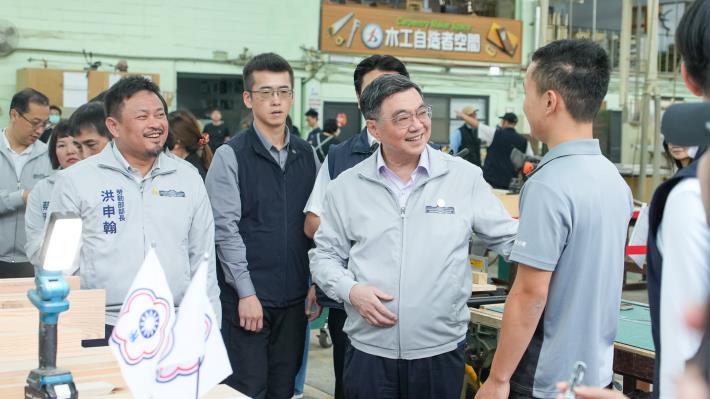 圖5行政院卓榮泰院長(左2)與勞動部洪申翰部長(左1)慰勉代表我國參加第48屆國際技能競賽門窗木工職類國手陳亮維(右1)_Instructions for literal