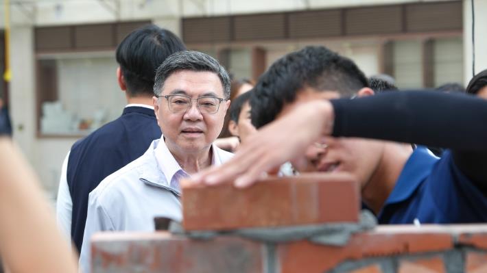 圖4行政院卓榮泰院長(左1)聽取代表我國參加第48屆國際技能競賽砌磚職類國手施勝華(右1)施作砌磚體驗活動_Instructions for literal