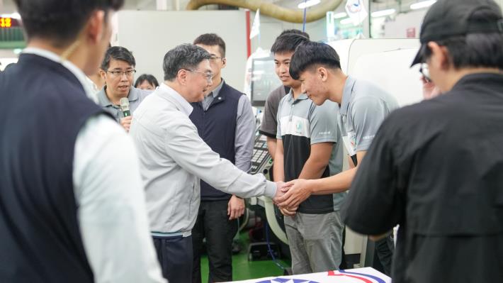 圖1行政院卓榮泰院長(左1)慰勉代表我國參加第48屆國際技能競賽CNC車床職類國手吳德龍(左2)及CNC銑床職類國手賴峻翊(左3)_Instructions for literal