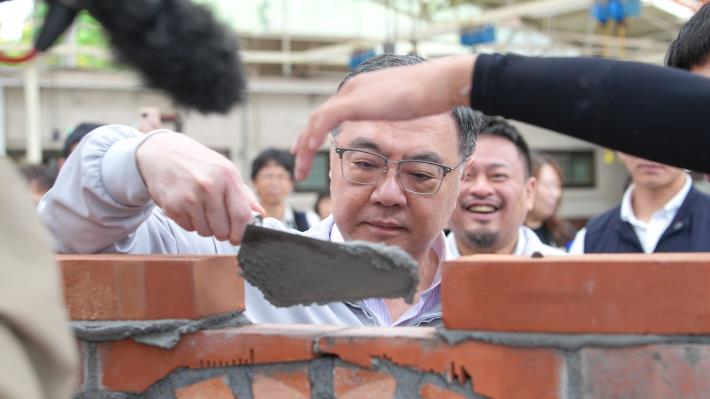 圖3行政院卓榮泰院長訪視代表我國參加第48屆國際技能競賽砌磚職類國手並進行砌磚體驗_Instructions for literal