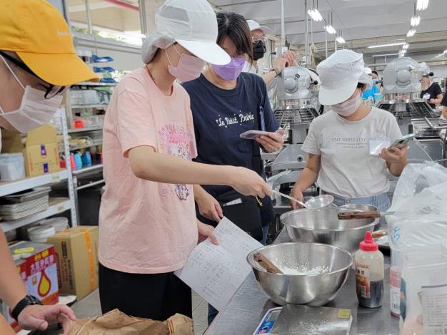 圖1.中彰投分署透過體驗烘焙活動協助身心障礙青年探索職涯並學習團隊合作_Instructions for literal