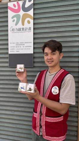 圖1.結合午時水與艾草等傳統避邪除穢植物製成的「午時艾草平安皂」，傳遞舒緩身心與安定祝福。_Instructions for literal