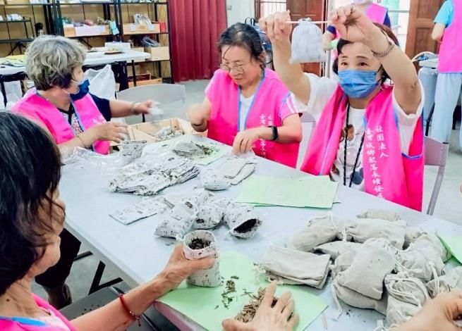 圖5. 臺灣城鄉聚落永續發展協會志工媽媽們用愛心製作「草本紓壓小香包」_Instructions for literal