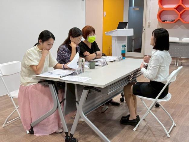 圖1.青年職涯發展中心在「中英文履歷實戰演練」中邀請企業人資指導學員精準呈現個人亮點(示意圖)&nbsp;_Instructions for literal