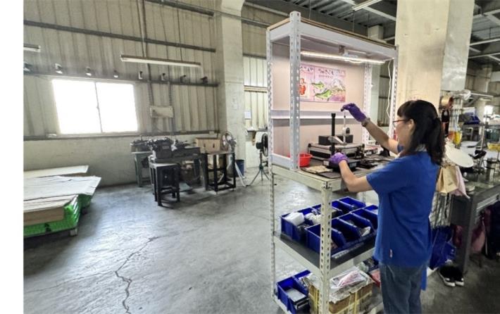 圖2自製客製化的擋光板和加裝可調光 LED 燈，遮蔽自然光源與補充人工照明，有效改善背光與照度不均問題，降低視覺負擔_Instructions for literal