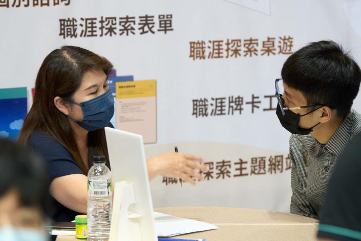 圖2.民眾於中區就業博覽會「職涯探索專區」接受一對一職涯諮詢服務（歷史圖片）_Instructions for literal