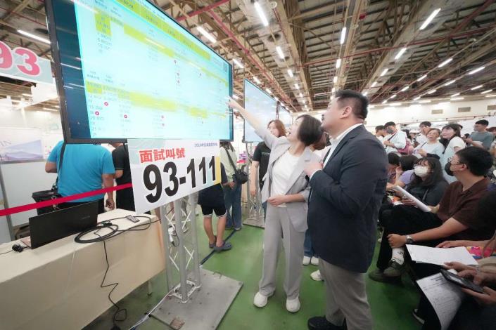 圖4.勞動部長洪申翰了解智慧面試E化流程，肯定導入科技服務提升媒合效率。_Instructions for literal