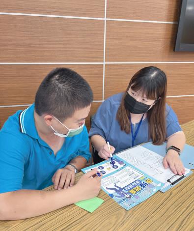圖2.就業服務員提供一對一諮詢，細心指導求職青年申請「青年跨域就業津貼」(示意圖，非個案本人).JPG_Instructions for literal