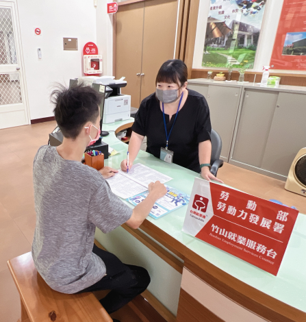 圖1.就業服務員向求職青年詳細說明「青年跨域就業津貼」之租屋、交通與搬遷等多項實質補助內容(示意圖，非個案本人)_Instructions for literal