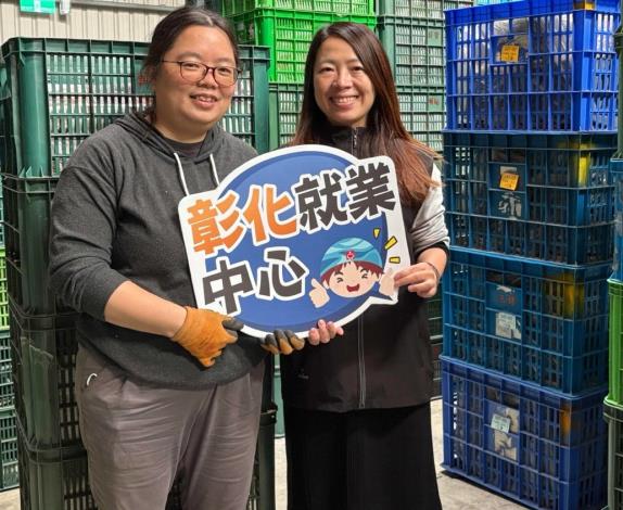 圖3.目前已穩定就業的琝琝感謝彰化就業中心的協助，與回廠訪視的就服員開心合影留念_Instructions for literal