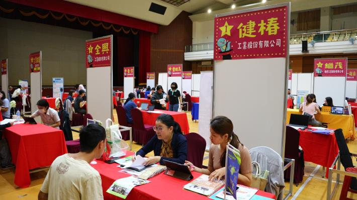 圖1.為協助青年順利接軌職場，同時滿足企業攬才需求，中彰投分署7至8月將陸續舉辦3場大型徵才活動（歷史圖片）.JPG_Instructions for literal